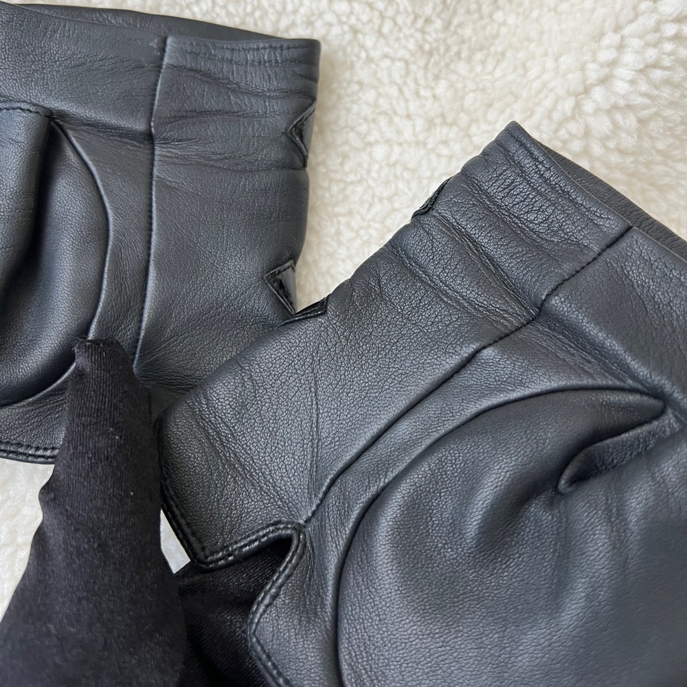 ❌❌ Chanel 17P Classic CC Logo Black Fingerless Gloves - Picture 5 of 9
